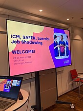 Monitor mit Veranstaltungsankündigung