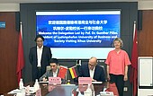 Prof. Li, Präsident der Xihua Universität und Prof. Piller bei der Unterzeichnung des MoU. 
