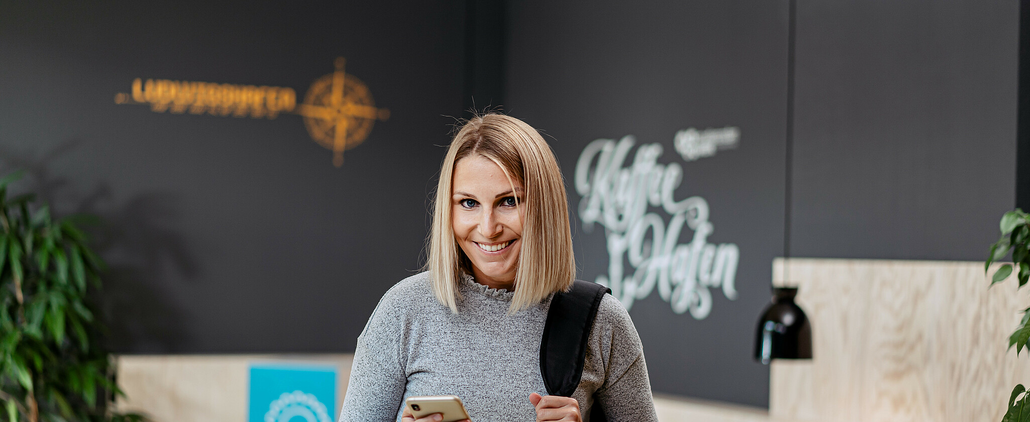 Junge Frau mit Handy in der Hand