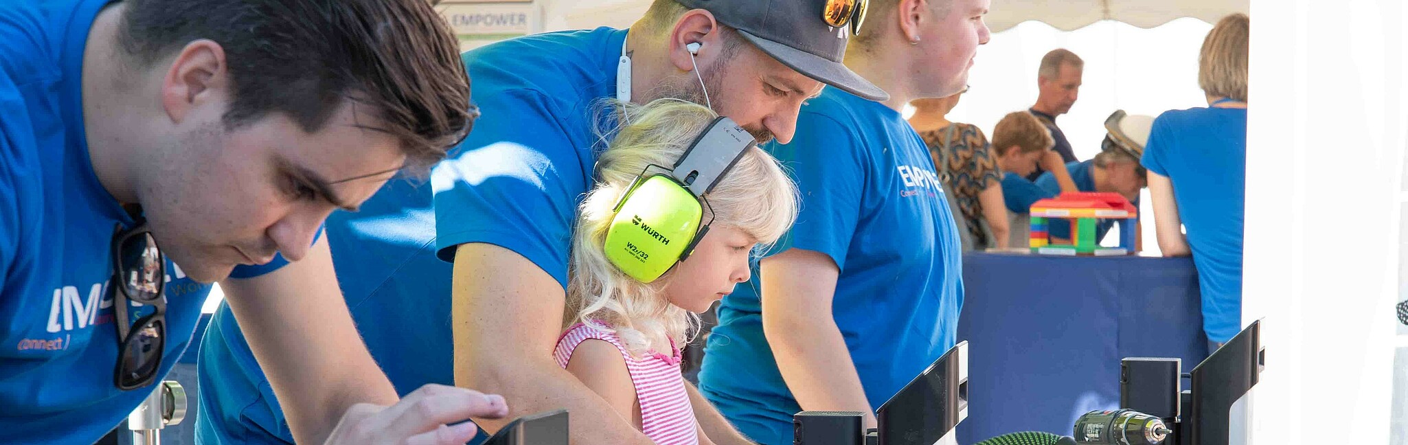 Das EMPOWER-Team machte "Digitale Fertigung" erlebbar, indem Besucherinnen und Besucher Frühstücksbrettchen selbst designen und erstellen konnten (Bild: Alina Grohe / © Hochschule Mainz).