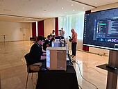 250530_Gaming-Connect_Spielaction2 Studierende beim Zocken; im Hintergrund Kamerateams des Veranstalters