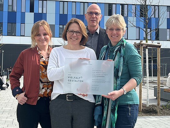 Kanzlerin Carolin Nöhrbaß, Vizepräsidentin Prof. Nina Knape, Präsident Prof. Gunther Piller und Diversity Managerin Petra Schorat-Waly (von links nach rechts)