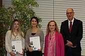 (v.l.) Die ausgezeichneten Studentinnen Denise Seib und Sabiha Acar mit Kerstin Gallenstein, Leiterin des Bereichs Internationales, und Hochschulpräsident Prof. Dr. Gunther Piller (Bild: HWG LU/Klüver-Beck) (v.l.) Die ausgezeichneten Studentinnen Denise Seib und Sabiha Acar mit Kerstin Gallenstein, Leiterin des Bereichs Internationales, und Hochschulpräsident Prof. Dr. Gunther Piller (Bild: HWG LU/Klüver-Beck)
