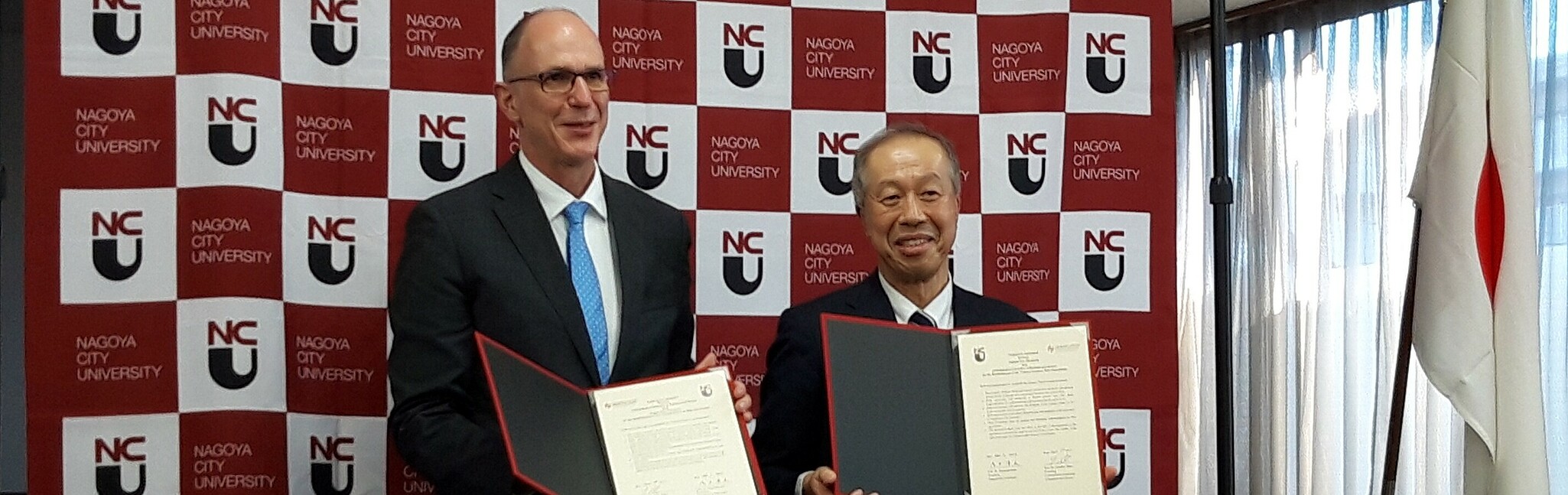 Unterzeichnung des Abkommens zur intensivierten Partnerschaft der HWG LU und der Nagoya City University durch die Präsidenten (v.l.) Prof. Dr. Gunther Piller und Prof. Dr. Kiyofumi Asai. (Bild: NCU) Unterzeichnung des Abkommens zur intensivierten Partnerschaft der HWG LU und der Nagoya City University durch die Präsidenten (v.l.) Prof. Dr. Gunther Piller und Prof. Dr. Kiyofumi Asai. (Bild: NCU)