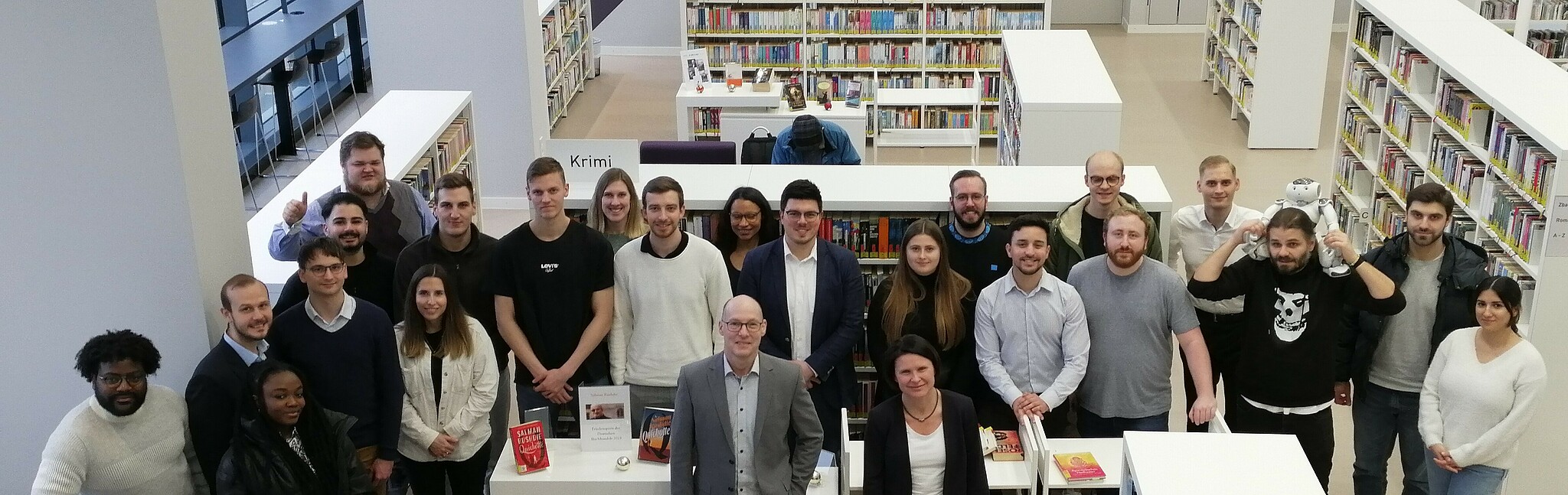 Studierendengruppe in Stadtbibliothek