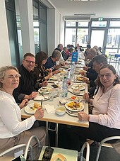 Stadtgespräch-Runde an einer langen Tafel in der Mensa