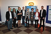 Mitglieder des EMPOWER-Teams bei der Auftaktveranstaltung zur zweiten Förderrunde der Bund-Länder-Initiative „Innovative Hochschule“ im Barockschloss Mannheim am 21. März – darunter Prof. Dr. Anett Mehler-Bicher, Antragstellerin des EMPOWER Verbundantrags (3. v.l.) und Dr. Susanne Weiß-Wittstadt, Projektleitung und -koordination EMPOWER (5. v.l.). (Bild: Holger Roßberg/HWG LU)