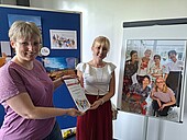 Diversity Managerin Petra Schorat-Waly überreicht der Zweitplatzierten Evelyn Bentz ihre Urkunde.