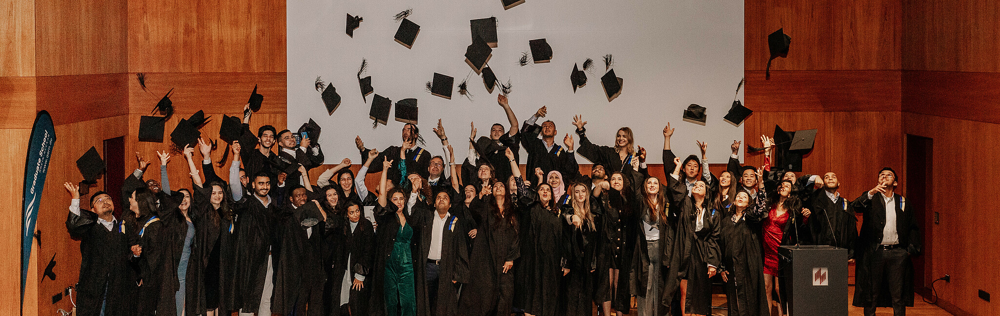 Großes Finale: Es kamen alle auf die Bühne und warfen freudestrahlend ihre Hüte! 