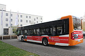Der neue "Hochschulbus" auf dem Parkplatz vor dem B-Gebäude
