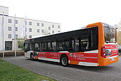 Der neue "Hochschulbus" auf dem Parkplatz vor dem B-Gebäude