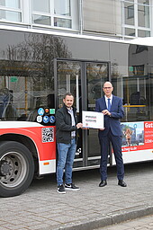 Andreas Lauer vom Regionalbüro Mannheim der SD VerkehrsMedien Baden-Württemberg GmbH beim Fototermin mit Hochschulpräsident Prof. Dr. Gunther Piller