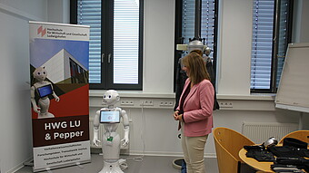Staatssekretärin Steingaß lacht über Roboter Pepper