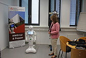 Staatssekretärin Steingaß lacht über Roboter Pepper