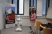 Staatssekretärin Steingaß lacht über Roboter Pepper