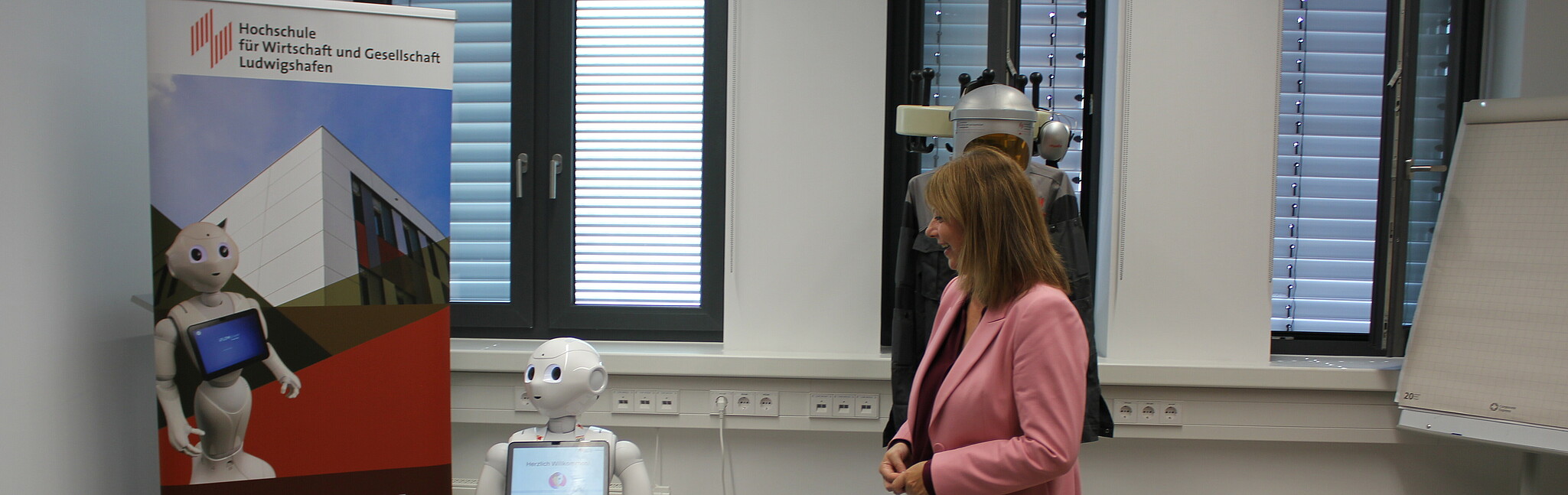 Staatssekretärin Steingaß lacht über Roboter Pepper