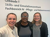 Valentina Ercoli, Theophila Niyonsenga und Mareike Kast vor dem Skills- und Simulationszentrum 