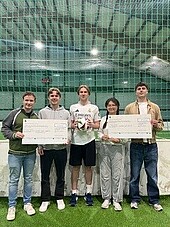 Studierende mit großen Spendenscheks