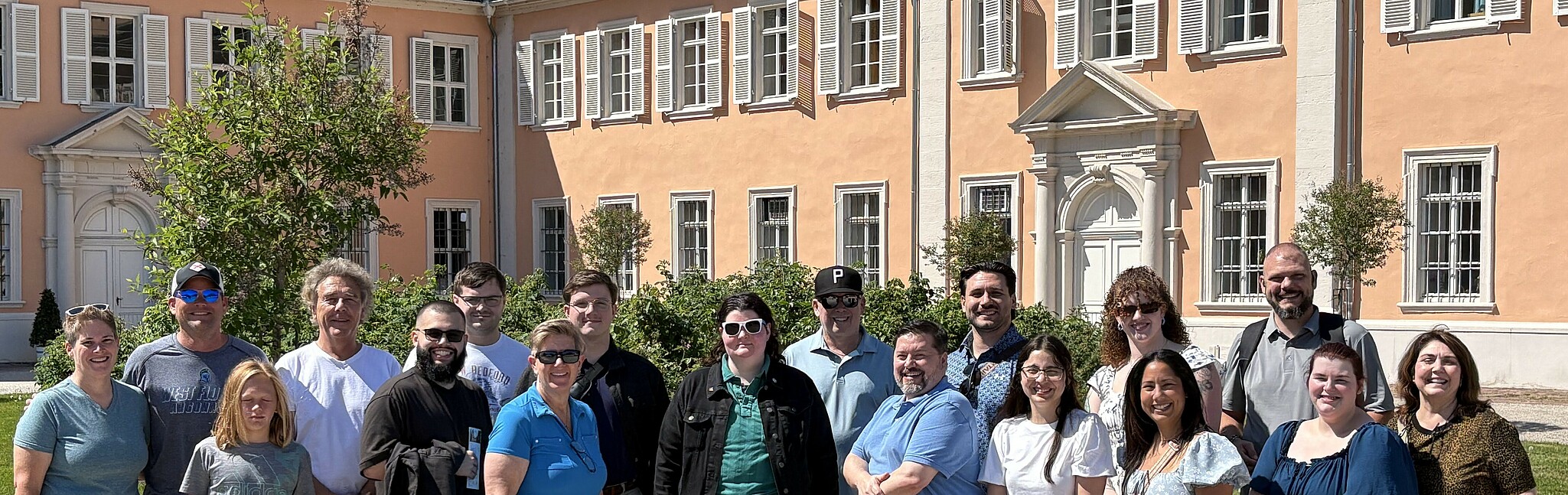 Gruppenbild vor dem Schwetzinger Schloss