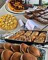 Buffet mit unterschiedlichen Sorten an Kuchen