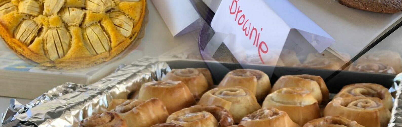 Buffet mit unterschiedlichen Sorten an Kuchen