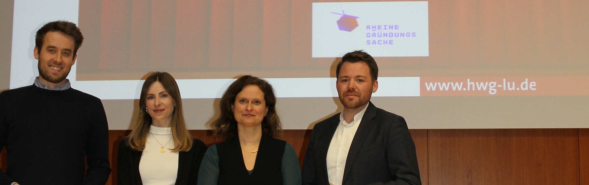 Die neue Leiterin des Gründungsbüros der HWG LU, Prof. Dr. Christina Stadler, umrahmt von den ehemaligen Studierenden und Unternehmensgründern Jan Stratmann (BitterPower GmbH), Lena Geib (Lena Geib Photographie) und Simon Jäger (RE-ALIS GmbH).