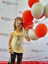 Kind mit Luftballons