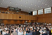 Volles Haus: Blick ins Auditorium bei der Erstsemesterbegrüßung zum WS 2023/24 (Bild: HWG LU)