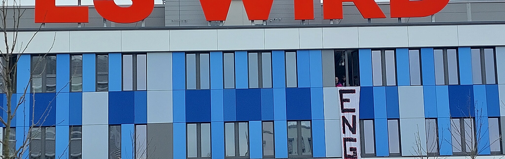 Transparent mit Aufschrift es wird eng