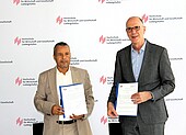 250618_Libyien_Koop_Unterzeichnung Dr. Masoud Al-Ragig, Präsident der Sebha Universität Libyen, sowie Hochschulpräsident Dr. Gunther Piller zeigen die Kooperationsvereinbarungen
