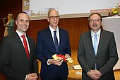 (v.l.) Wissenschaftsminister Clemens Hoch, Präsident Prof. Dr. Gunther Piller und seinen Amtsvorgänger Prof. Dr. Peter Mudra bei der symbolischen Übergabe des Hochschulschlüssels. (Bild: HWG LU/Käufer) (v.l.) Wissenschaftsminister Clemens Hoch, Präsident Prof. Dr. Gunther Piller und seinen Amtsvorgänger Prof. Dr. Peter Mudra bei der symbolischen Übergabe des Hochschulschlüssels. (Bild: HWG LU/Käufer)