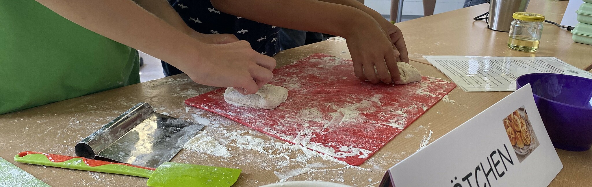 Kinderhände kneten Teig