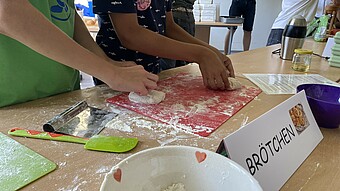 Kinderhände kneten Teig