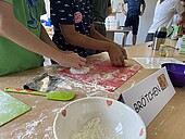 Kinderhände kneten Teig