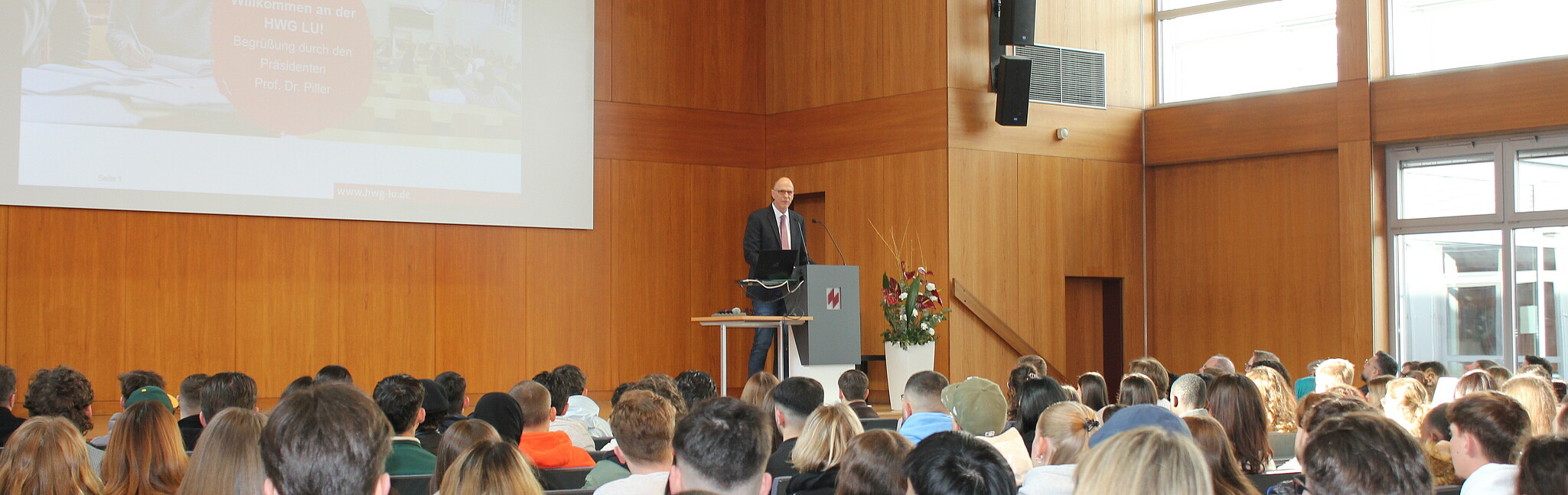 250303_Ersti-Begrüßung Voll besetzte Aula