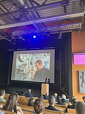 Hochschulpräsident Prof. Dr. Gunther Piller stellt die Forschungs- und Transferaktivitäten der HWG LU vor