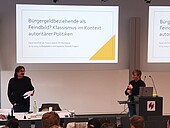 Moderator und Vortragende im Gespräch