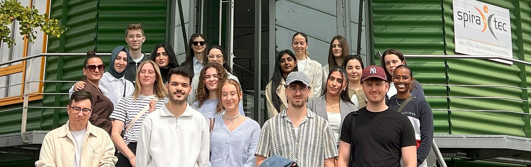 Gruppenfoto vor dem Gebäude