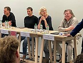 Vier Personen auf dem Podium