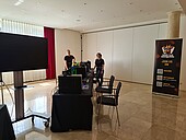 250530_Gaming-Connect_Aufbau Zwei Studentinnen neben Monitoren und für HWG-E-Sport-Roll-ups