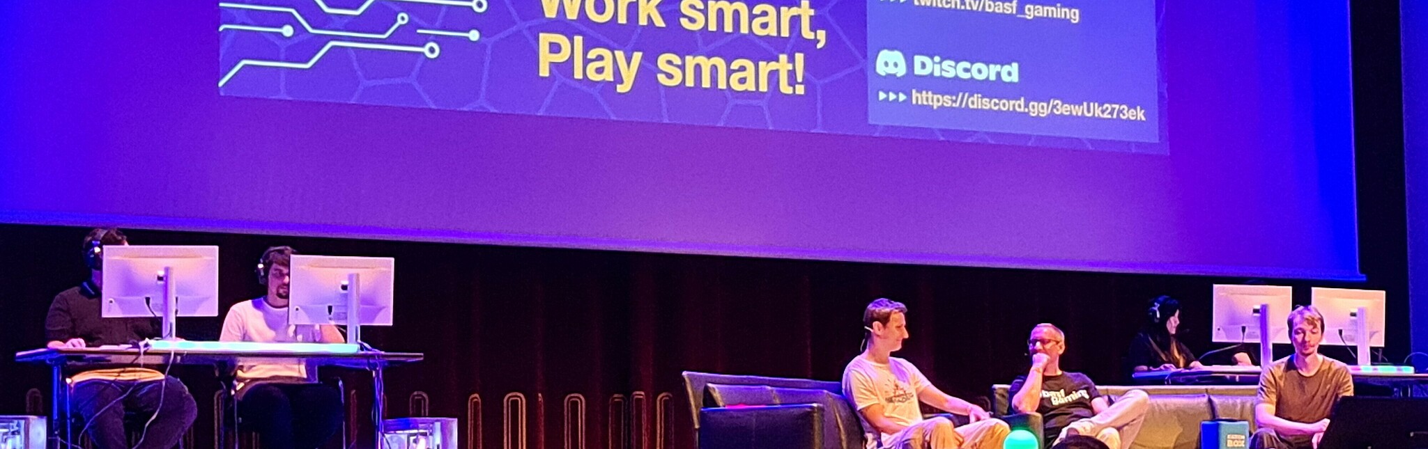 250530_Gaming-Connect_Hauptbühne Spieler auf der Hauptbühne beim 2 versus 2 Showmatch