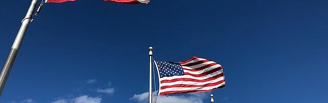 Foto von Kevin Lanceplaine auf Unsplash Amerikanische Flaggen