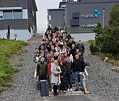 241007_IBAIT in Finnland Gruppenbild der Studierenden vor der finnischen SAMK-Hochschule
