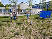 Kinder auf dem Außengelände der Hochschule 