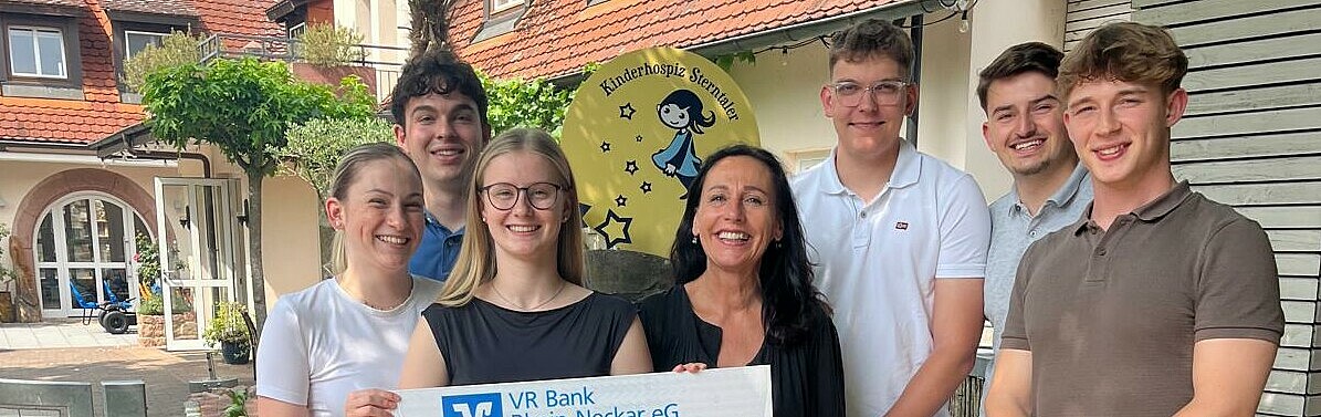 Studierende mit Spendenscheck