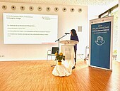 250606_Seiler_Ethikkongress Frau an Rednerpult in Vortragssaal