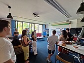 Personen bei der Preisverleihung im Kreativraum