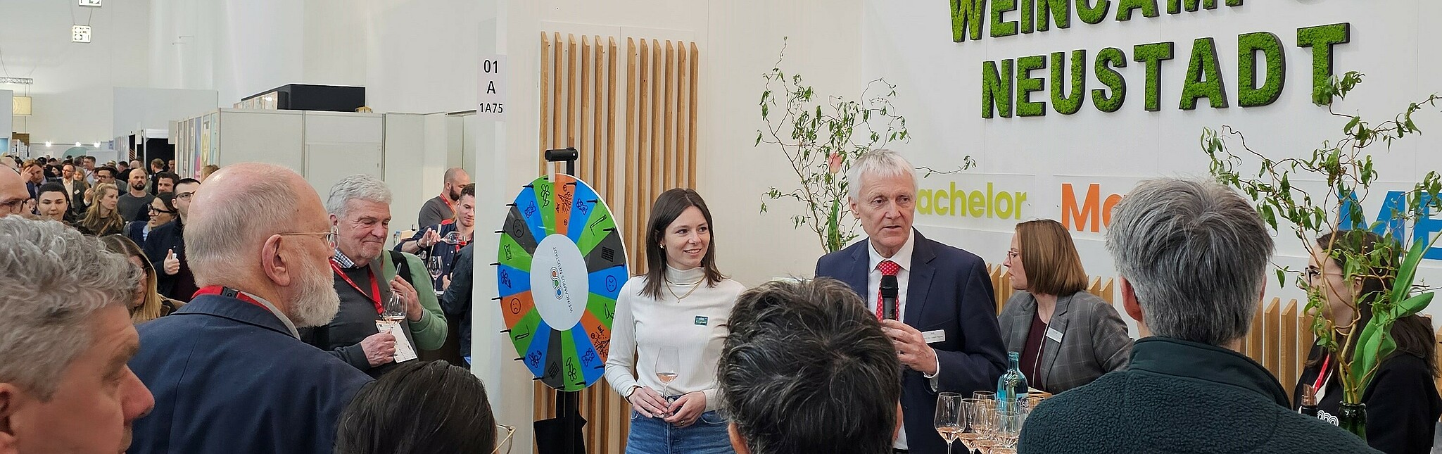 250318_ProWein1 Menschengruppe bei Weinprobe