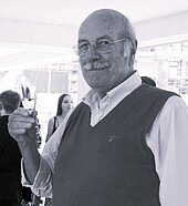 21_Prof. Koch_OAI Prof. Dr. Georg Remmert Ludwig Koch mit erhobenem Sektglas