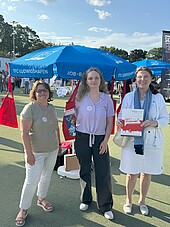 250626_Jobbarbecue Drei Frauen vor Hochschulstand auf dem Job-Barbecue-Platz